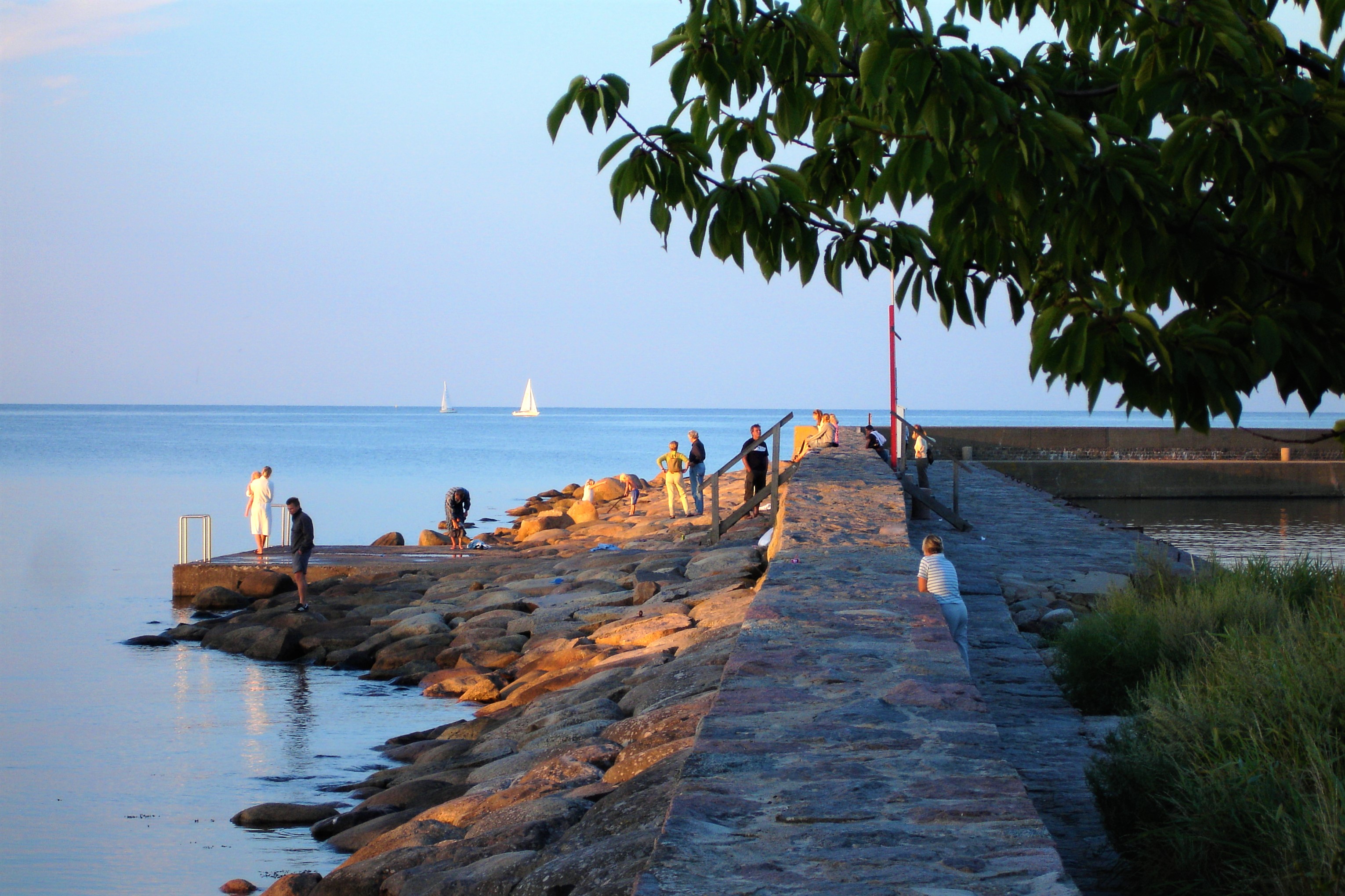 Bryggan på piren i solnedgången