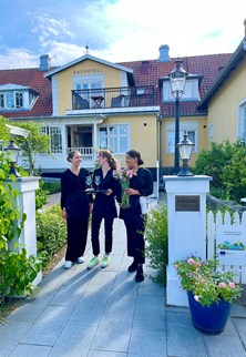 Servitris på Kivikstrand